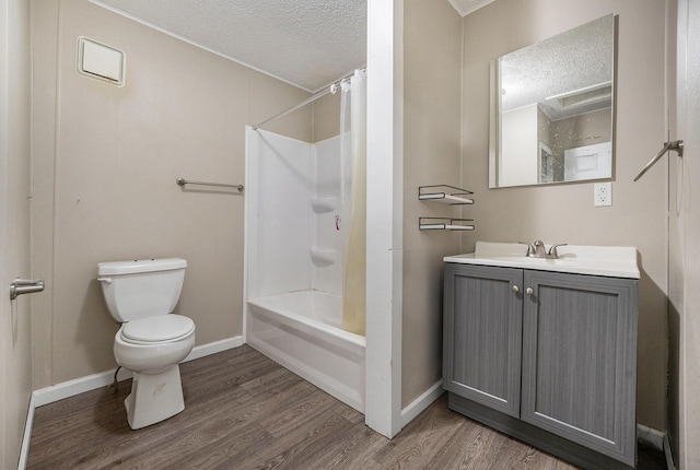 64 E Grand Circle Ave, Battle Creek, MI 49037 - bathroom with a textured ceiling, wood finished floors, toilet, vanity, and shower / bath combo