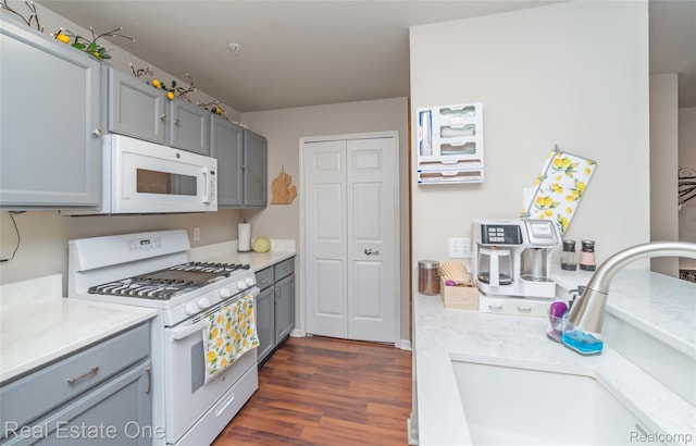 12267 Saint Andrews Way, Fenton, MI 48430 - kitchen featuring white appliances, a sink, gray cabinets, dark wood-style floors, and light countertops