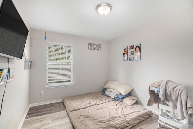 816 Nelsons Ridge Dr, Howell, MI 48843 - bedroom with wood finished floors and baseboards