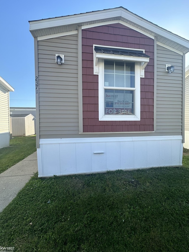 2371 Maple Dr, Fenton, MI 48430 - view of side of home