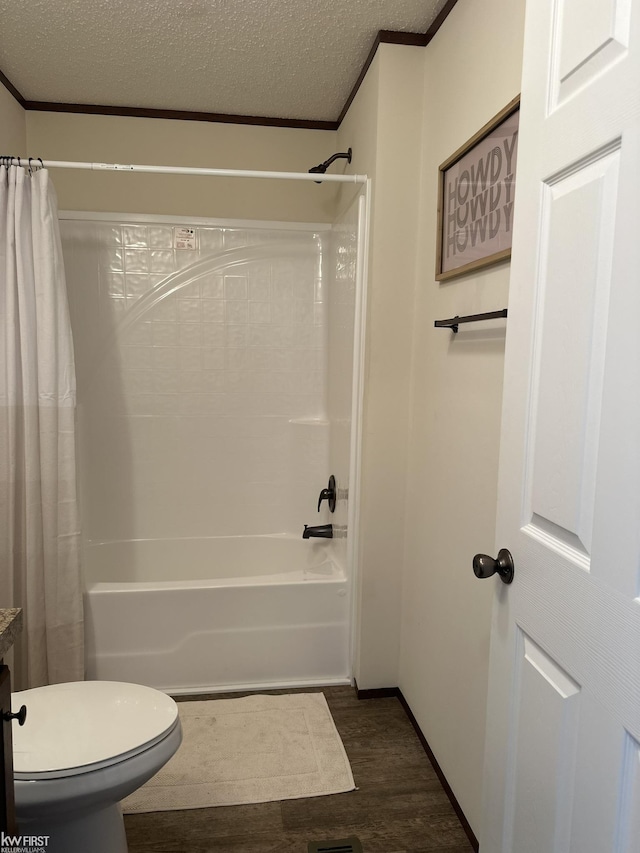 2371 Maple Dr, Fenton, MI 48430 - bathroom featuring wood finished floors, shower / tub combo with curtain, toilet, crown molding, and a textured ceiling