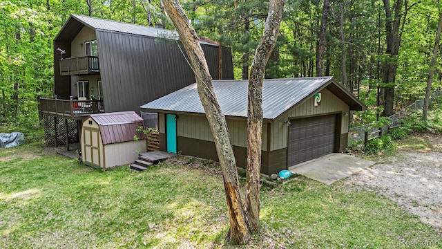 11135 Maple Ridge Way, Roscommon, MI 48653 - view of front of home with a balcony, metal roof, a garage, and a front lawn