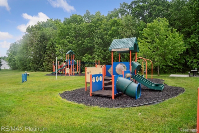 4300 Hampton Ridge Blvd, Howell, MI 48843 - community playground with a lawn