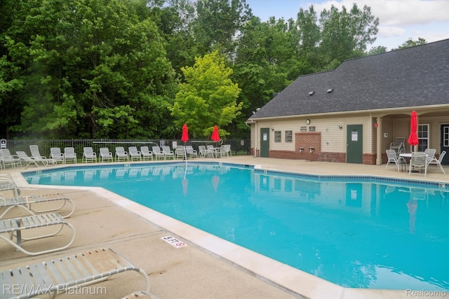 4300 Hampton Ridge Blvd, Howell, MI 48843 - community pool with a patio and view of wooded area