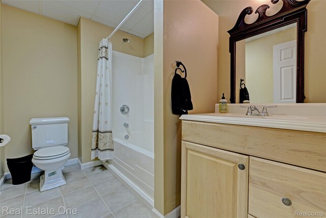 2338 Malena Ln, Oxford, MI 48371 - full bathroom with toilet, vanity, tile patterned floors, shower / tub combo with curtain, and baseboards