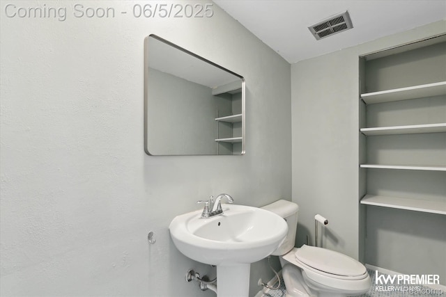 77 Willow Way Unit 13, Waterford, MI 48328 - bathroom with toilet and a sink