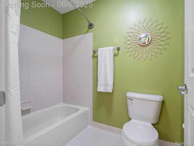 3924 High Grove Way, Lake Orion, MI 48360 - bathroom featuring tile patterned floors, toilet, shower / bath combo, and baseboards