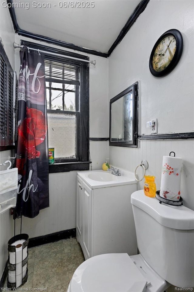 1475 Atkinson St, Detroit, MI 48206 - bathroom with toilet, crown molding, vanity, and wainscoting