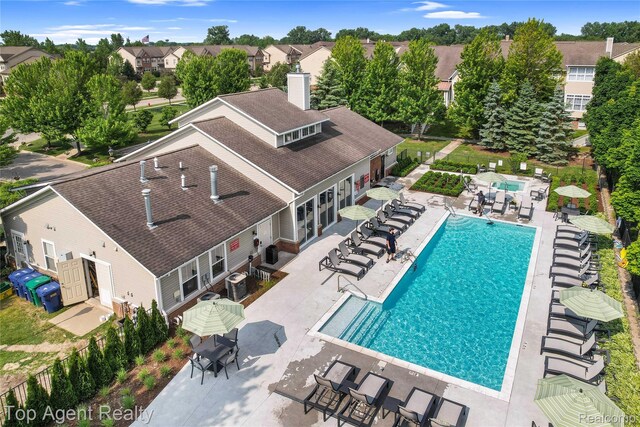 11685 Squiers Blvd, Utica, MI 48315 - community pool with a patio area and a residential view