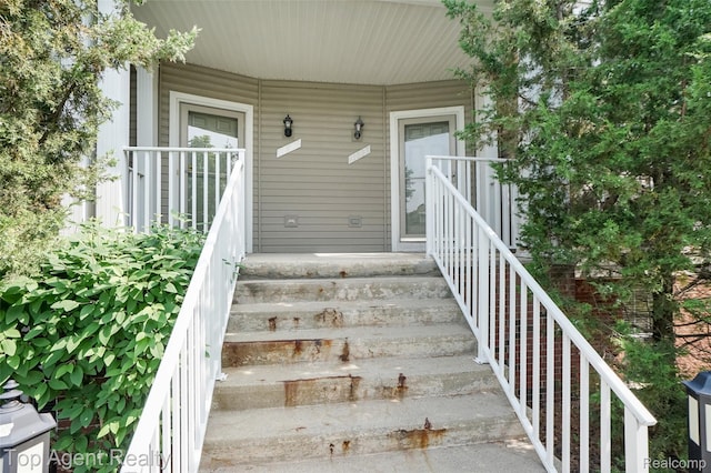 11685 Squiers Blvd, Utica, MI 48315 - doorway to property featuring a porch