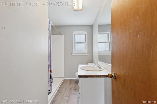 21426 Syracuse Ave, Warren, MI 48091 - full bath featuring toilet, vanity, curtained shower, and wood finished floors