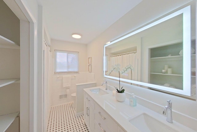 2113 12th St, Wyandotte, MI 48192 - full bath with double vanity, toilet, and curtained shower