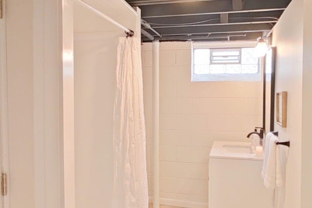 2113 12th St, Wyandotte, MI 48192 - bathroom featuring vanity and curtained shower