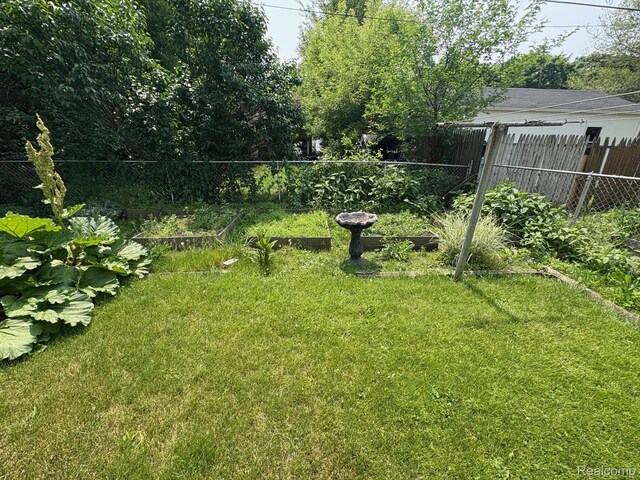 1512 E Evelyn Ave, Hazel Park, MI 48030 - view of yard