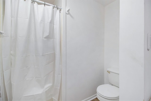 707 Maple St, Big Rapids, MI 49307 - bathroom featuring toilet, curtained shower, and baseboards