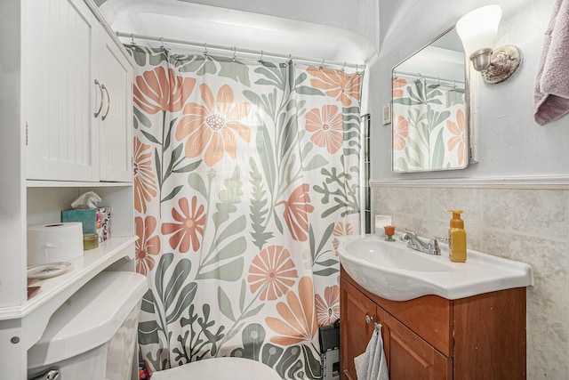 510 Woodlawn St SE, Grand Rapids, MI 49507 - full bath with vanity, toilet, and a shower with shower curtain