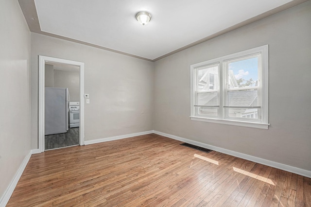 510 Woodlawn St SE, Grand Rapids, MI 49507 - empty room with light wood-style flooring and baseboards