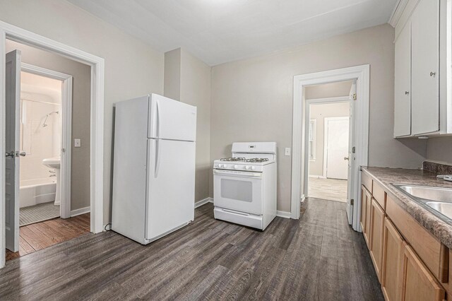 510 Woodlawn St SE, Grand Rapids, MI 49507 - kitchen featuring white appliances, dark wood-style floors, a sink, and baseboards