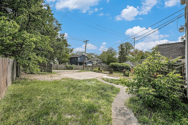 510 Woodlawn St SE, Grand Rapids, MI 49507 - view of yard with a patio area