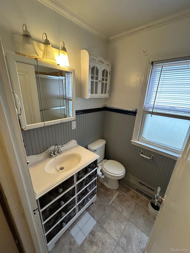 18821 Dalby, Redford, MI 48240 - full bathroom with wainscoting, toilet, vanity, crown molding, and a shower with door