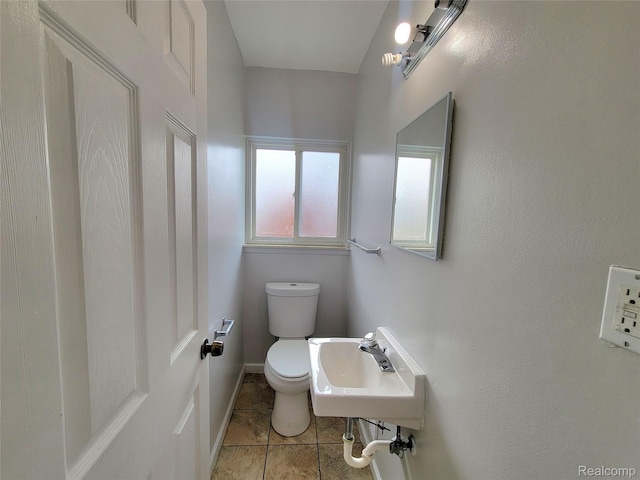 11618 Highland Dr, Warren, MI 48089 - bathroom featuring toilet, baseboards, a sink, and tile patterned flooring