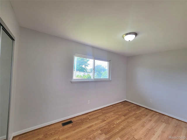11618 Highland Dr, Warren, MI 48089 - empty room featuring light wood-type flooring and baseboards