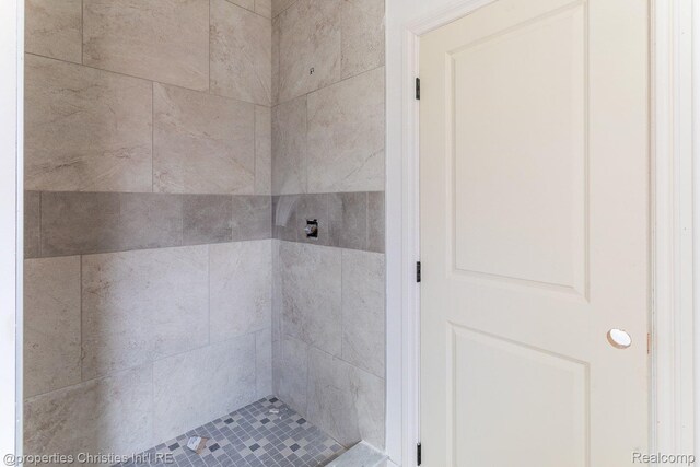 3201 Roma Ct, Wixom, MI 48393 - bathroom featuring a tile shower