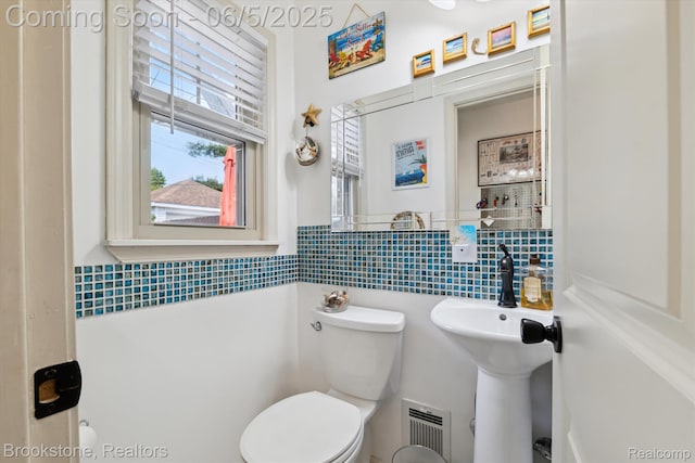 20171 Renfrew Rd, Detroit, MI 48221 - bathroom with toilet and tile walls