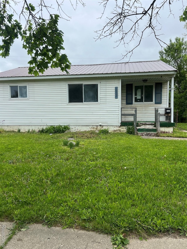 3525 Lippincott Blvd, Flint, MI 48507 - single story home with a porch, a front lawn, and metal roof