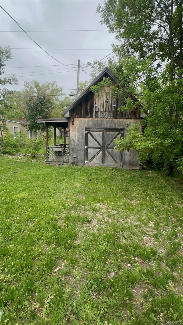 3525 Lippincott Blvd, Flint, MI 48507 - view of green lawn featuring a barn and an outdoor structure