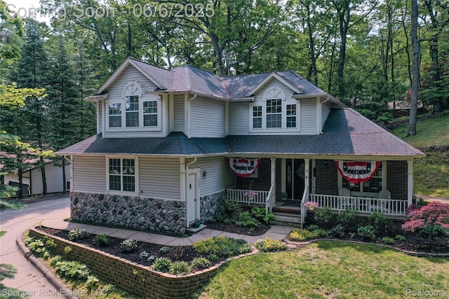 5005 Mohawk Ave, Clarkston, MI 48348 - view of front facade with covered porch, a front lawn, and a shingled roof