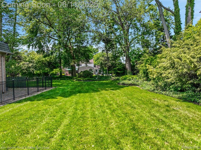 561 Lake Shore Rd, Grosse Pointe Shores, MI 48236 - view of yard
