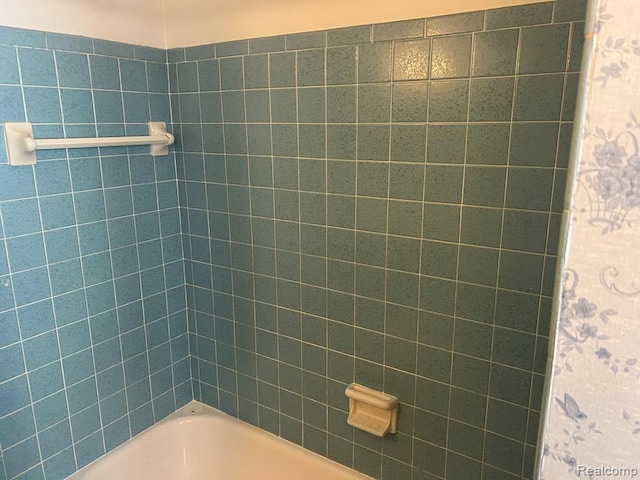 2763 Ranieri Dr, Troy, MI 48085 - full bath featuring tub / shower combination