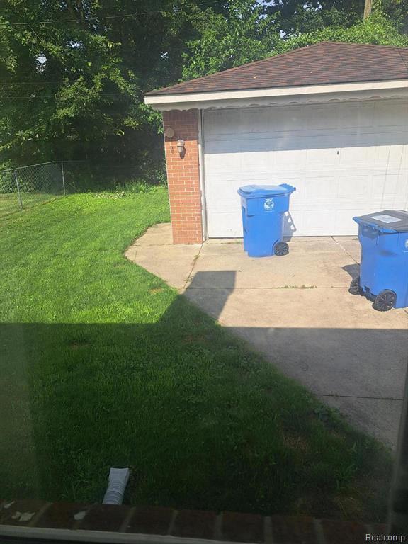 4510 Croissant St, Allen Park, MI 48125 - view of yard with a detached garage