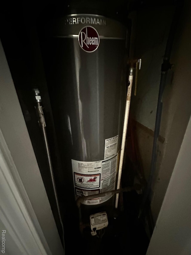811 Robinwood St, Pontiac, MI 48340 - utility room with gas water heater