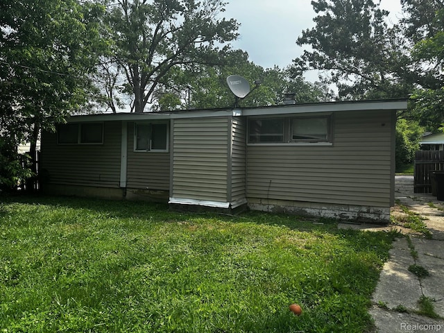 811 Robinwood St, Pontiac, MI 48340 - back of house with a lawn