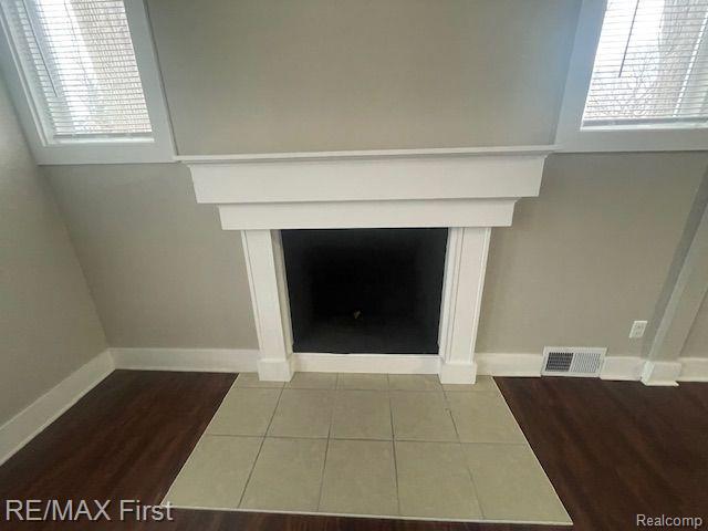 491 Marlborough St, Detroit, MI 48215 - detailed view of a fireplace with flush hearth and baseboards