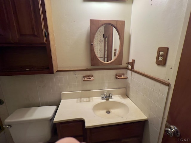 315 S Hanlon St, Westland, MI 48186 - half bathroom featuring tile walls, toilet, vanity, and backsplash