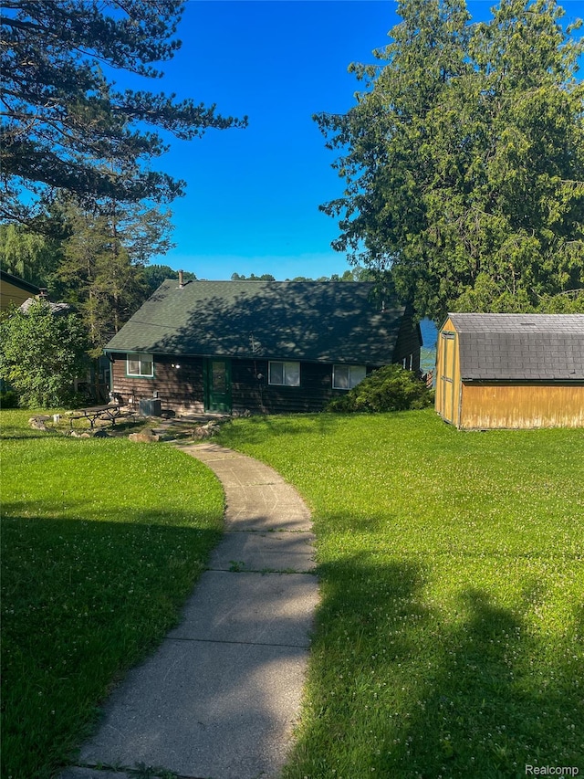 1749 Tannock Dr, Holly, MI 48442 - view of front of house featuring a front lawn and a shed