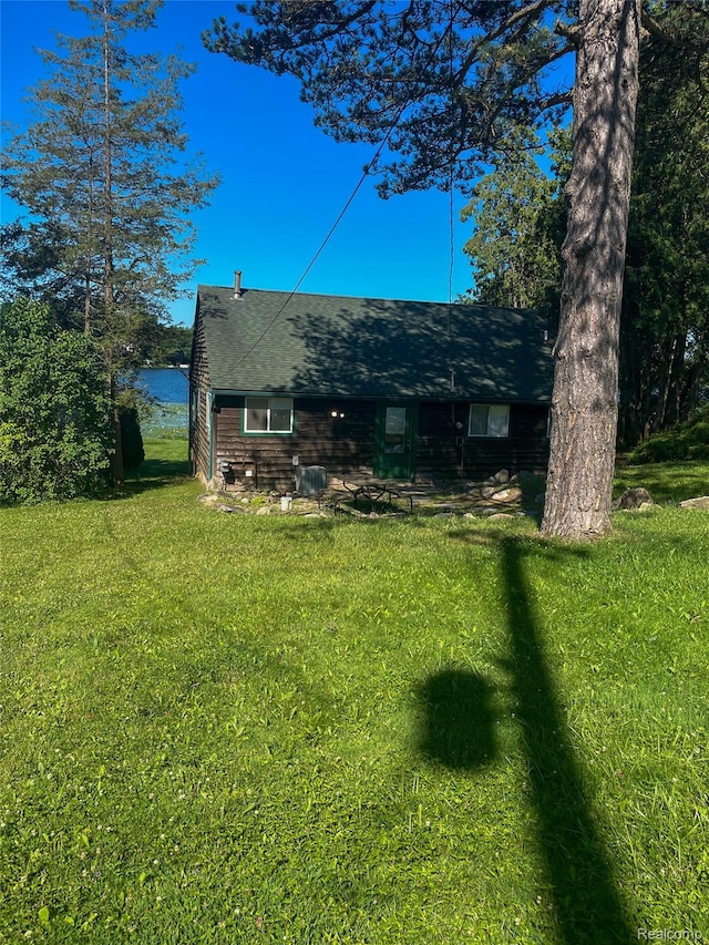 1749 Tannock Dr, Holly, MI 48442 - rear view of house featuring a lawn