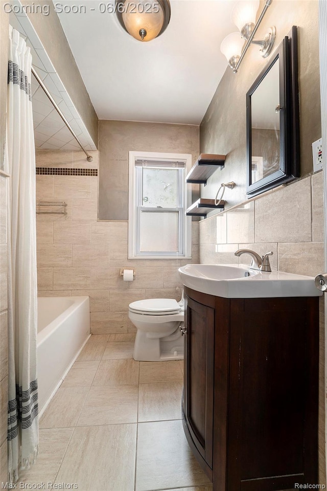 401 N Minerva Ave, Royal Oak, MI 48067 - bathroom with tile walls, vanity, toilet, shower / bath combo with shower curtain, and backsplash