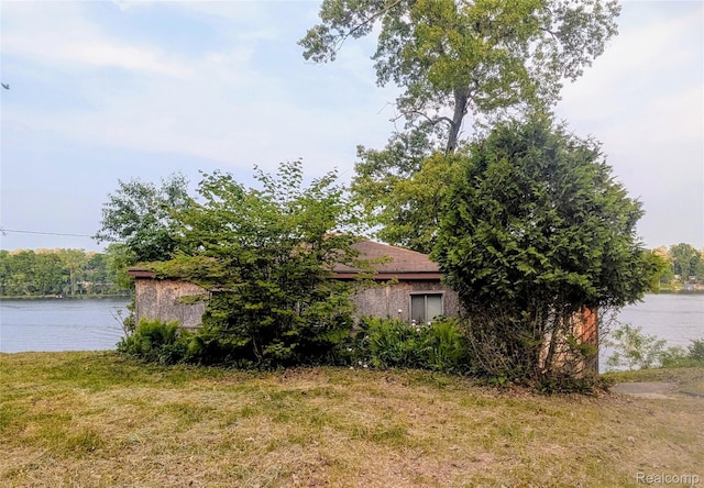 15229 Longfellow Dr, Byron, MI 48418 - view of side of property with a water view and a yard