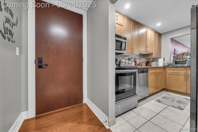 1001 W Jefferson Ave Unit 2I, Detroit, MI 48226 - kitchen featuring stainless steel appliances, dark countertops, backsplash, baseboards, and recessed lighting