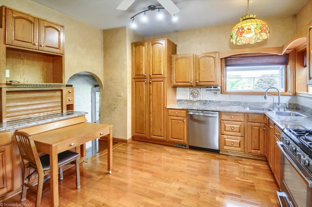 5379 N Irish Rd, Davison, MI 48423 - kitchen with stainless steel appliances, a sink, ceiling fan, light wood finished floors, and arched walkways