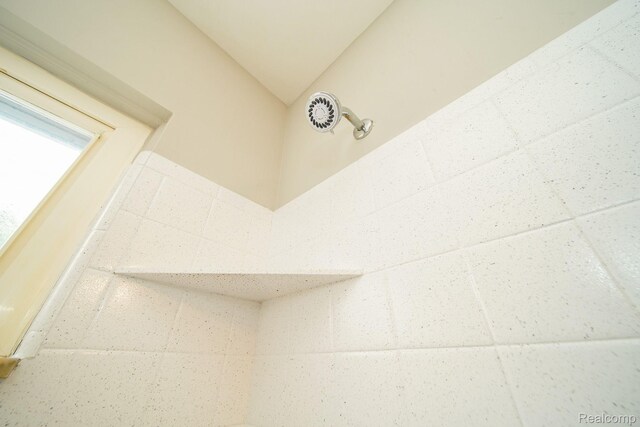 16282 Evergreen Ave, Eastpointe, MI 48021 - bathroom view