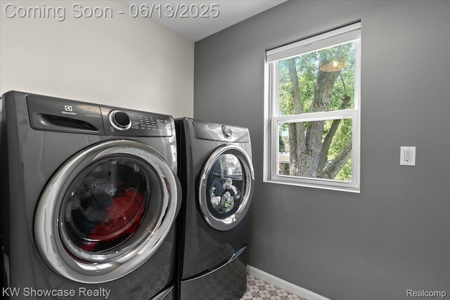 3278 Tyler Ave, Berkley, MI 48072 - laundry room with washing machine and dryer and baseboards