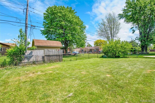 37288 Vernon Dr, Sterling Heights, MI 48310 - view of yard