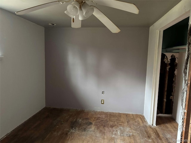 7025 Coldwater Rd, Flushing, MI 48433 - unfurnished bedroom featuring wood-type flooring, a ceiling fan, and a closet