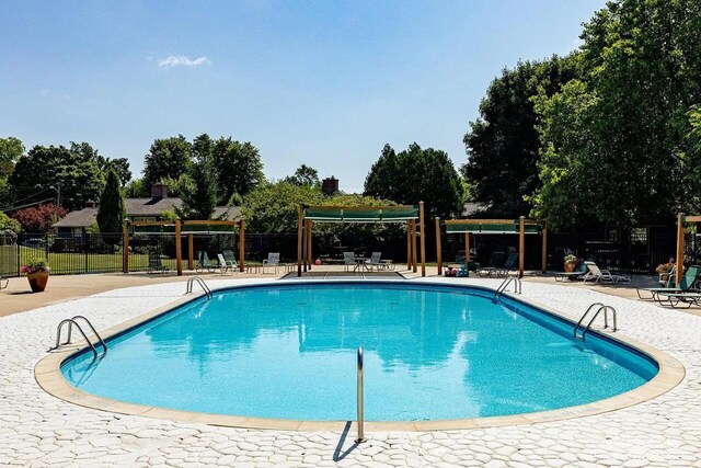 2845 Pittsfield Blvd, Ann Arbor, MI 48104 - community pool with a patio area