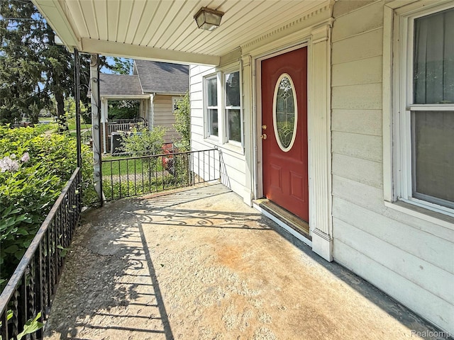 1408 Lincoln Dr, Flint, MI 48503 - entrance to property with a porch